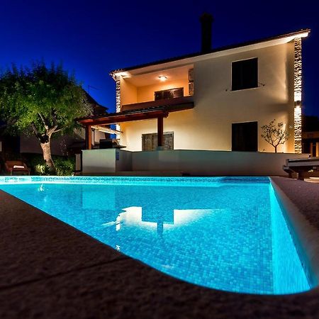 Holiday Home Villa พูลา ห้อง รูปภาพ