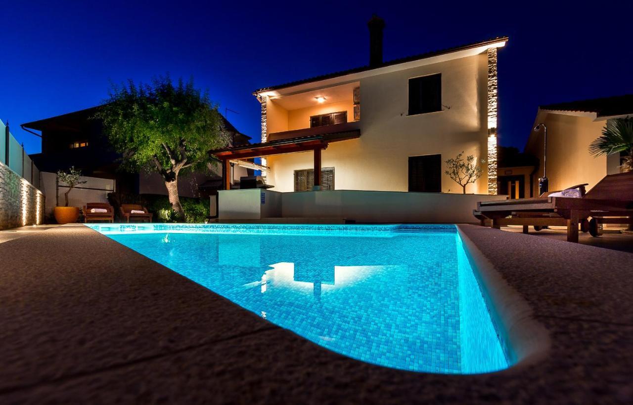 Holiday Home Villa พูลา ห้อง รูปภาพ